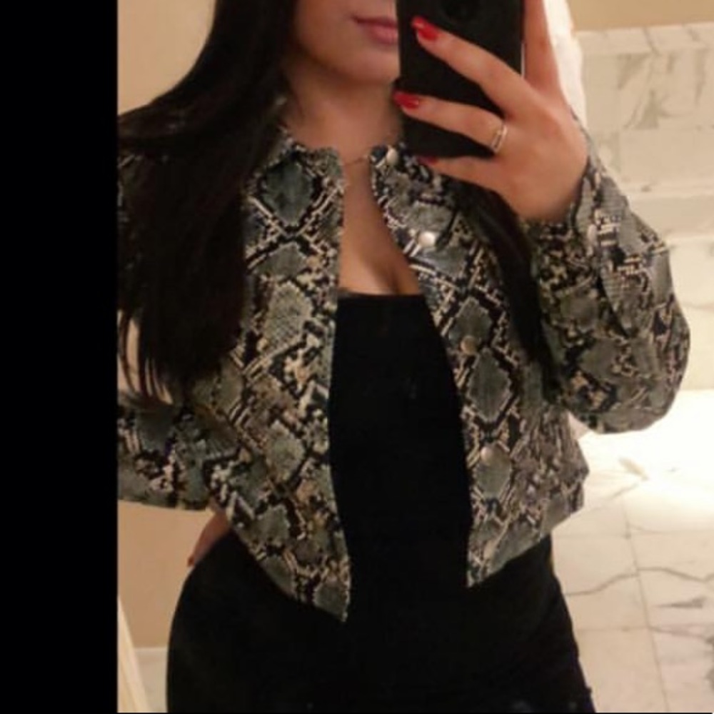 Super cute snake print crop jacket